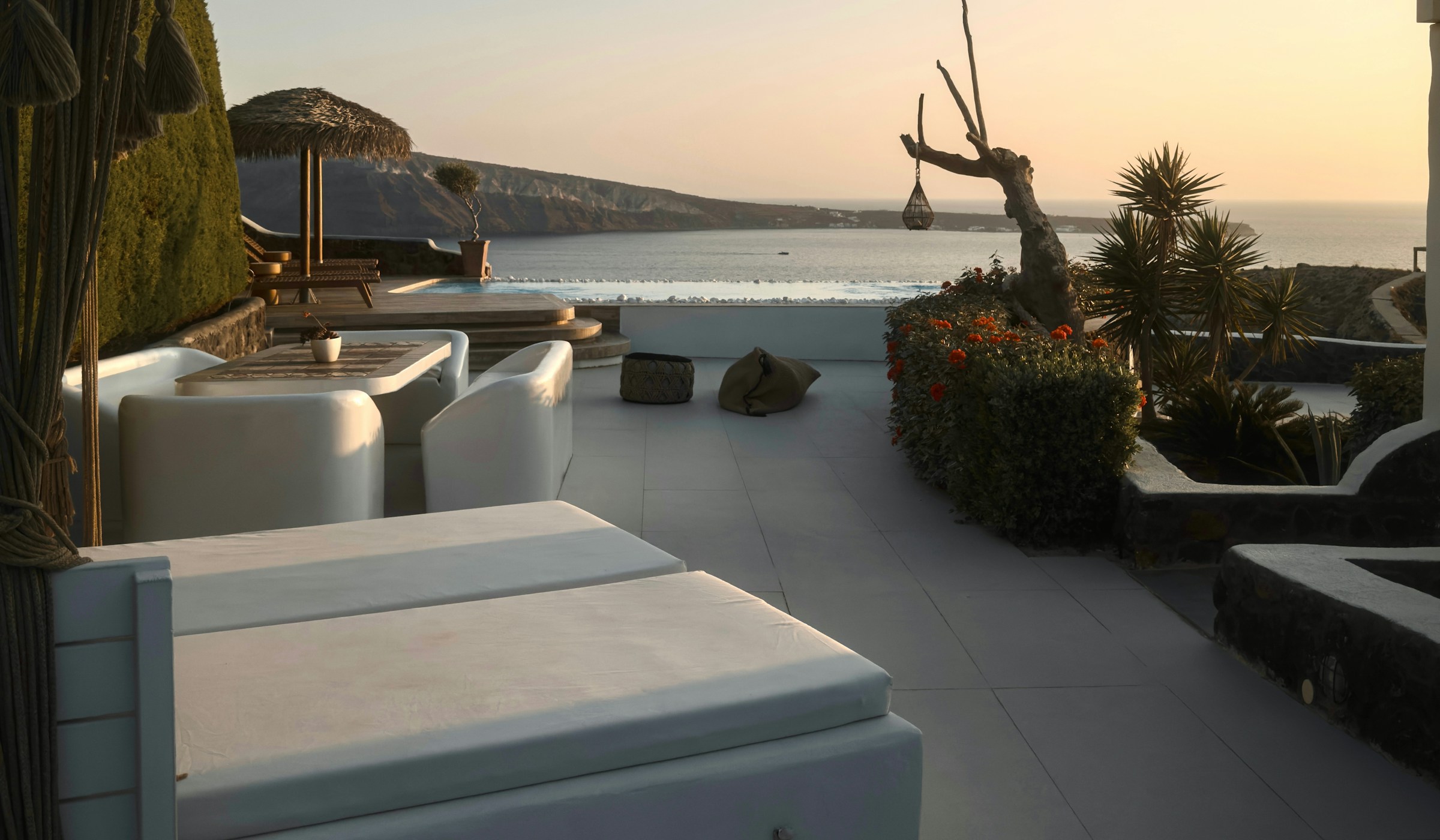 Terrasse privée au coucher du soleil, préparée pour recevoir